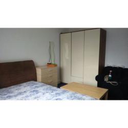 Double room in flatshare at Finchley Road / North Circular for couple or 2 friends