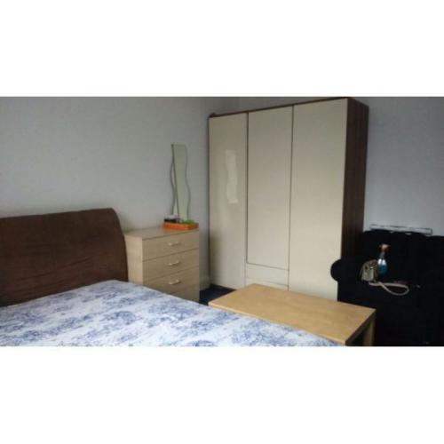 Double room in flatshare at Finchley Road / North Circular for couple or 2 friends