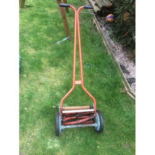 Push along lawn mower