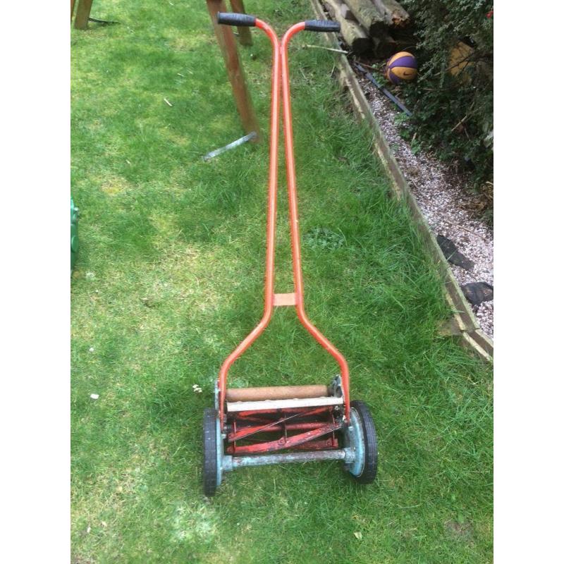 Push along lawn mower