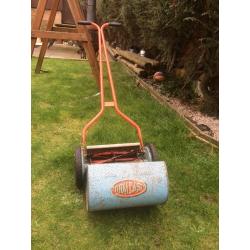 Push along lawn mower