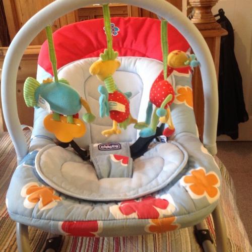CHICCO BABY ROCKER WITH NEWBORN INLAY
