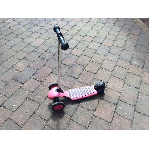 Scooter - Mini Street Cruz Scooter in red and black