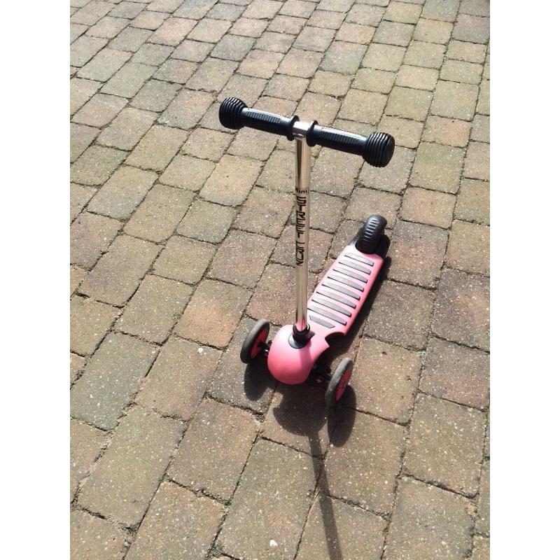 Scooter - Mini Street Cruz Scooter in red and black