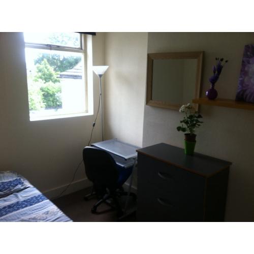 double room for a couple or 2 single (/girls) 155 in stratford / leyton