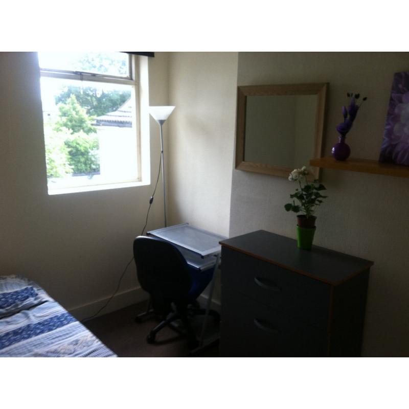 double room for a couple or 2 single (/girls) 155 in stratford / leyton