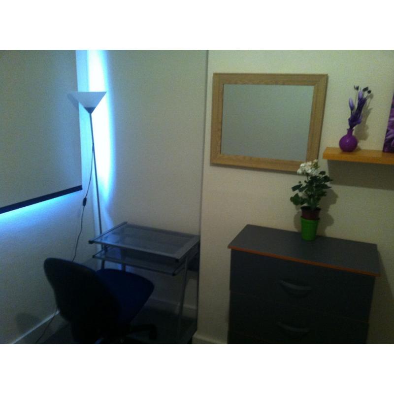 double room for a couple or 2 single (/girls) 155 in stratford / leyton