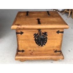 Storage box/side table/lamp table with lock and key