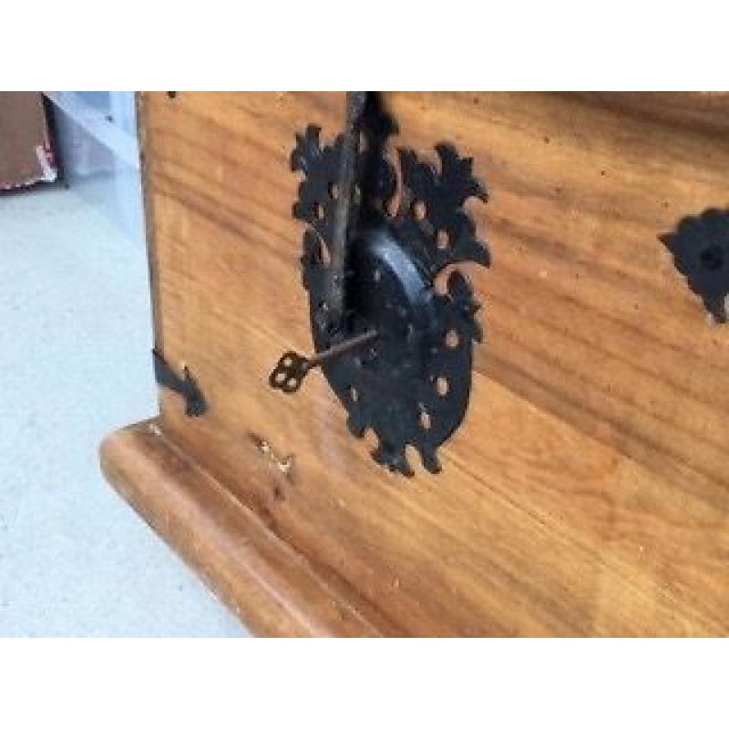 Storage box/side table/lamp table with lock and key