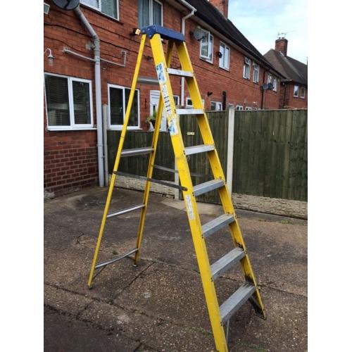 8 tread fibreglass stepladder