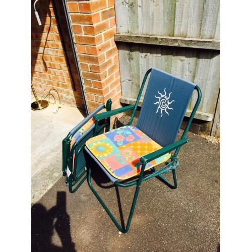 Set of 2 green folding garden chairs with seat pads