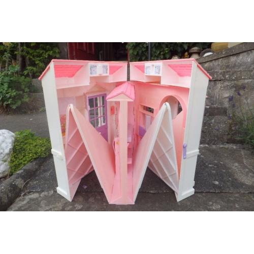 Vintage Sindy/Barbie Folding House with furniture, 17 dolls and accessories