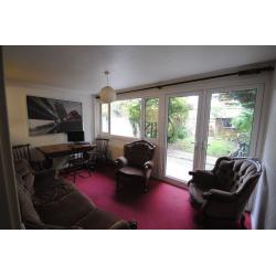 SINGLE ROOM IN CALEDONIAN! PERFECT HOUSE WITH OWN GARDEN AND LIVING ROOM! LOW PRICE!! (5P)