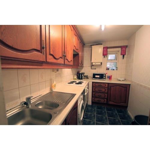 SINGLE ROOM IN CALEDONIAN! PERFECT HOUSE WITH OWN GARDEN AND LIVING ROOM! LOW PRICE!! (5P)
