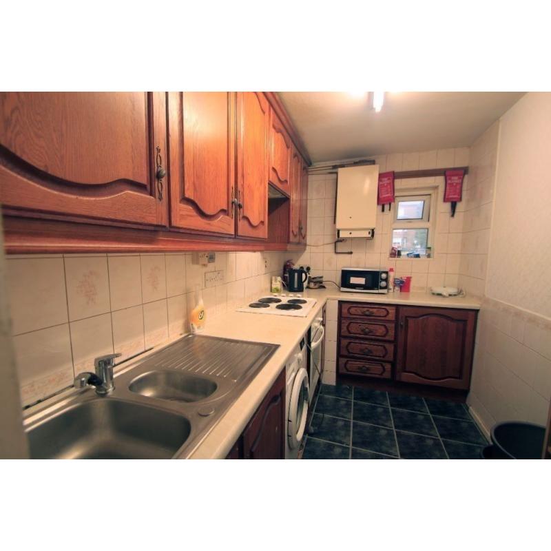 SINGLE ROOM IN CALEDONIAN! PERFECT HOUSE WITH OWN GARDEN AND LIVING ROOM! LOW PRICE!! (5P)
