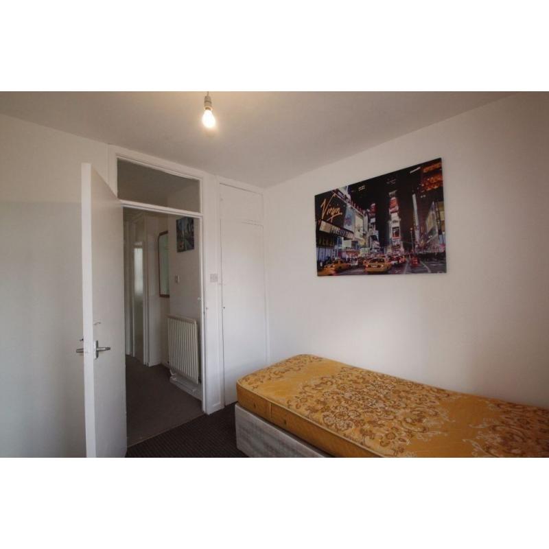 SINGLE ROOM IN CALEDONIAN! PERFECT HOUSE WITH OWN GARDEN AND LIVING ROOM! LOW PRICE!! (5P)