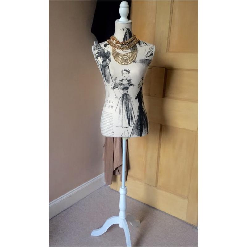 Mannequin with beautiful prints and can be dismantled for storage, fantastic quality and colour
