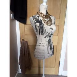 Mannequin with beautiful prints and can be dismantled for storage, fantastic quality and colour