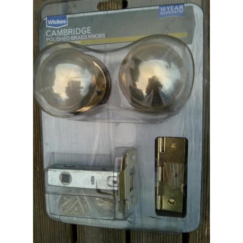 Wickes Cambridge polished brass knobs set (NEW UNOPENED).