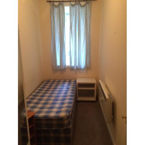 single room available in polwarth area