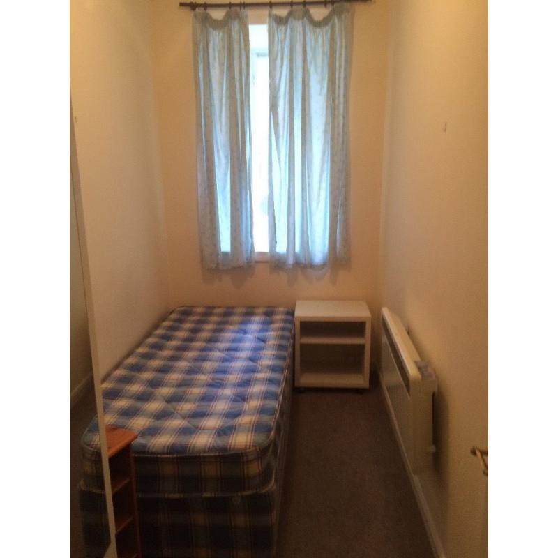 single room available in polwarth area