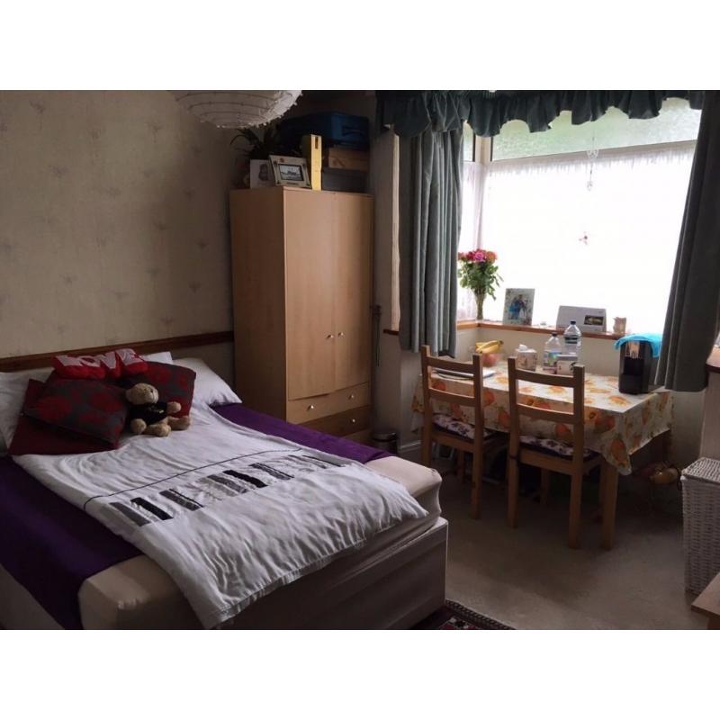LARGE ROOM TO LET