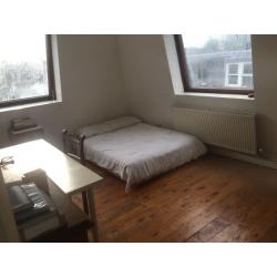 SHORT & LONG TERM IN LARGE BRIGHT DOUBLE IN STOKE NEWINGTON LOFT WAREHOUSE - 2 MIN FROM OVERGROUND