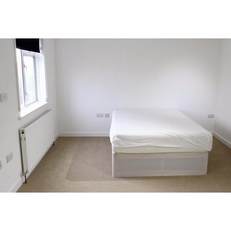 Double Bed in Modern Rooms for Let for Workers in Renovated 6 Bedroom Flat