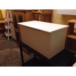Solid Pine Ottoman Storage box, white finish, very solid build, great condition