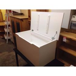Solid Pine Ottoman Storage box, white finish, very solid build, great condition
