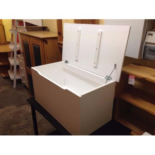 Solid Pine Ottoman Storage box, white finish, very solid build, great condition