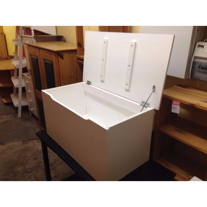Solid Pine Ottoman Storage box, white finish, very solid build, great condition