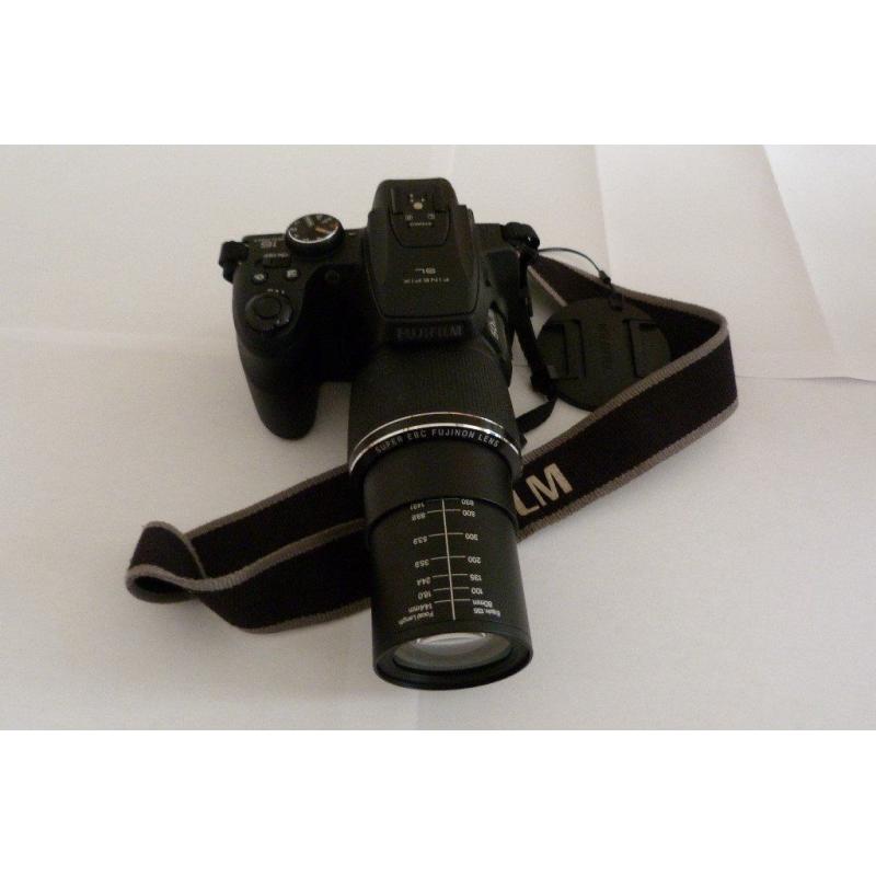 FUJIFILM SL1000 BRIDGE CAMERA ( VERY GOOD CONDITION WITH ORIGINAL BOX AND BATTERY CHARGER)