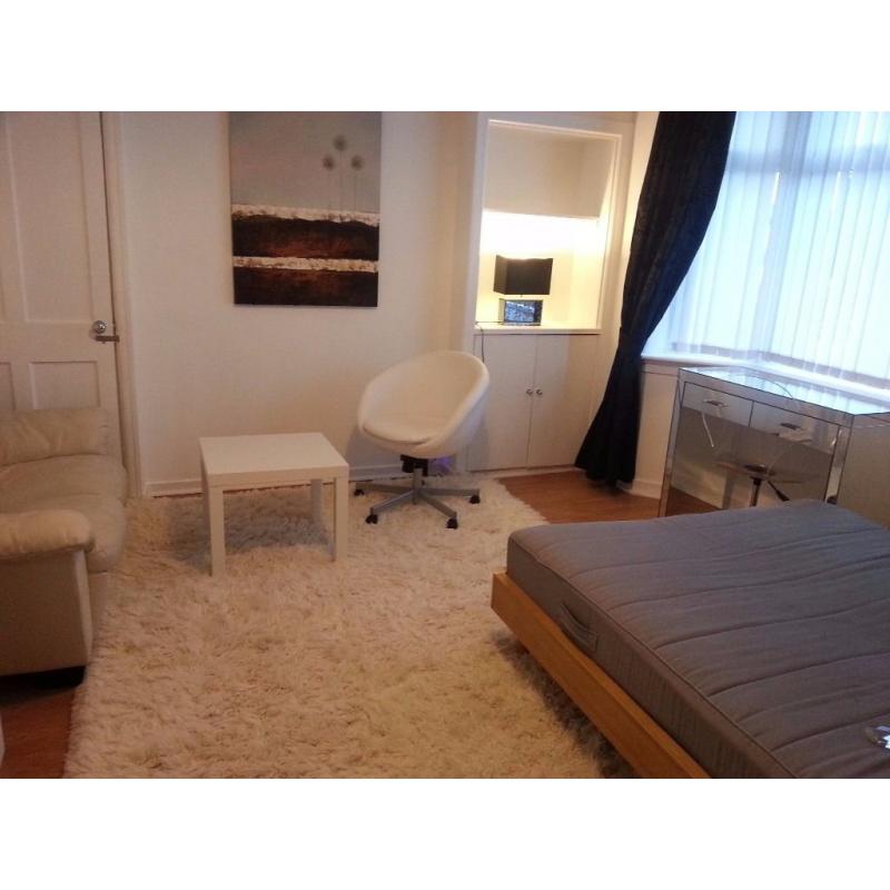 Student ONLY - huge double - Walking distance to Napier Sighthill, direct bus to HWU or city centre
