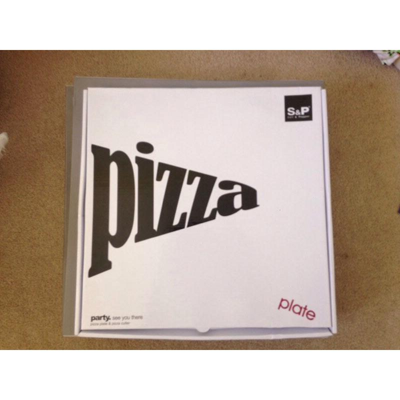Pizza plate and cutter
