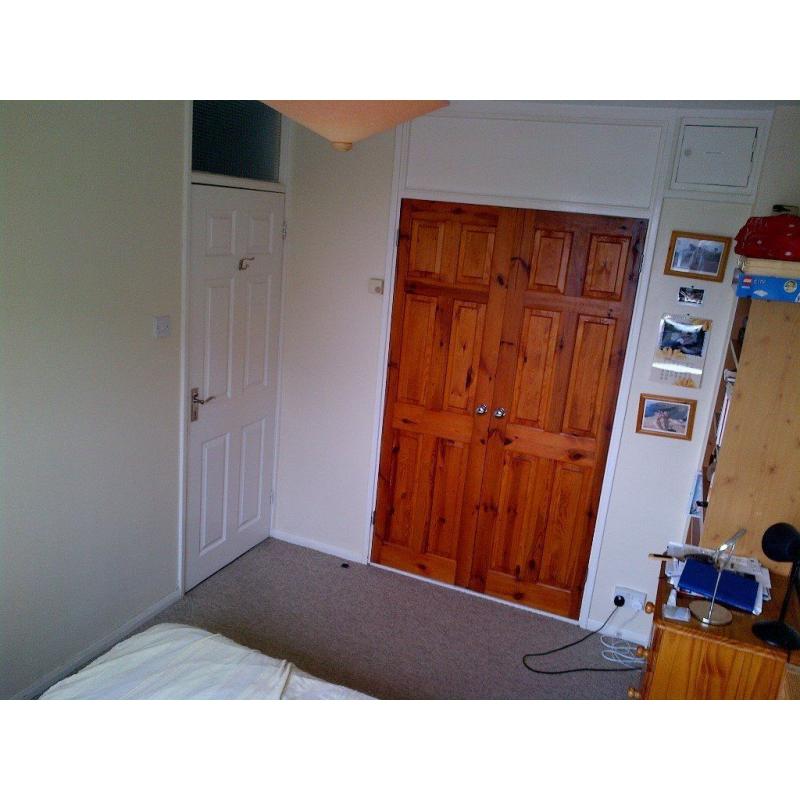 SINGLE ROOM in split level flat in Tooting Bec