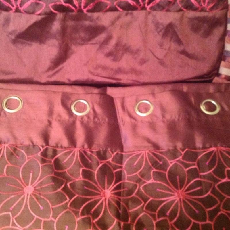 Beautiful quilt set & matching curtains