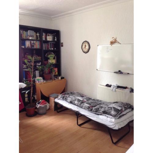 Twin Room To Share in Buckhurst Hill - Central Line (near Woodford / Loughton)