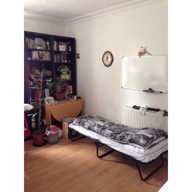 Twin Room To Share in Buckhurst Hill - Central Line (near Woodford / Loughton)