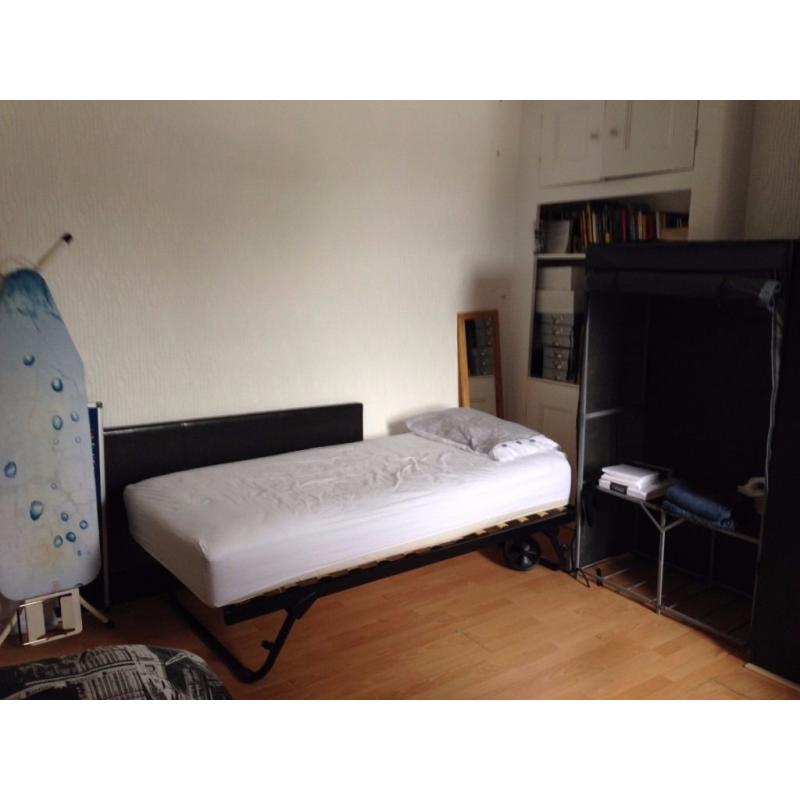 Twin Room To Share in Buckhurst Hill - Central Line (near Woodford / Loughton)