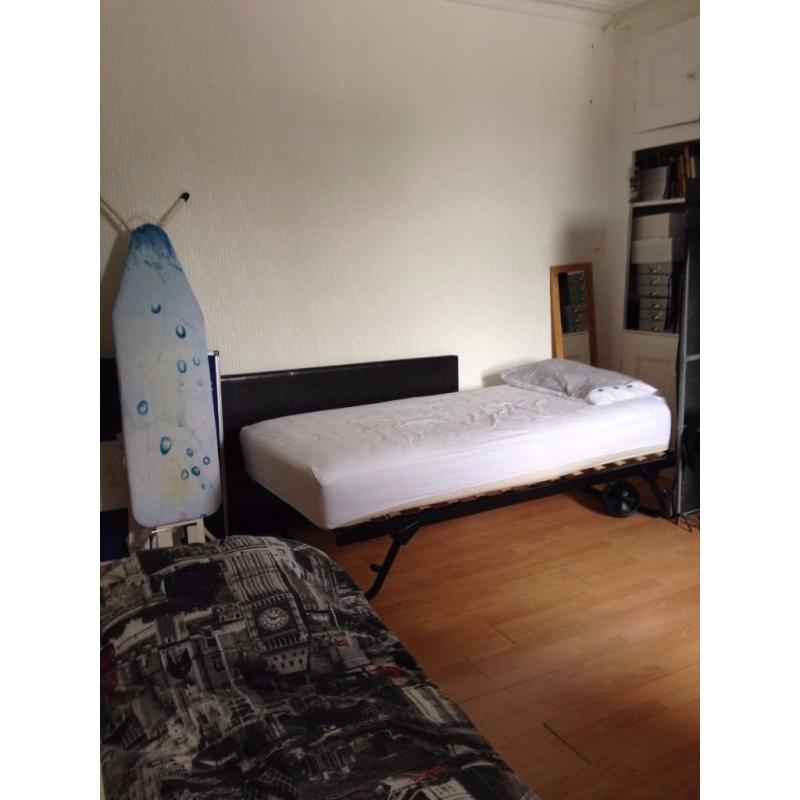 Twin Room To Share in Buckhurst Hill - Central Line (near Woodford / Loughton)