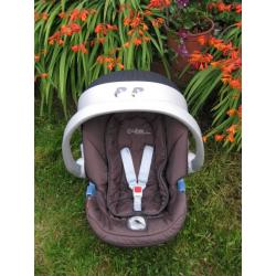 SUPER COOL CYBEX MAMAS & PAPAS CAR SEAT WITH ALMOST NEW RAIN COVER. BS16.