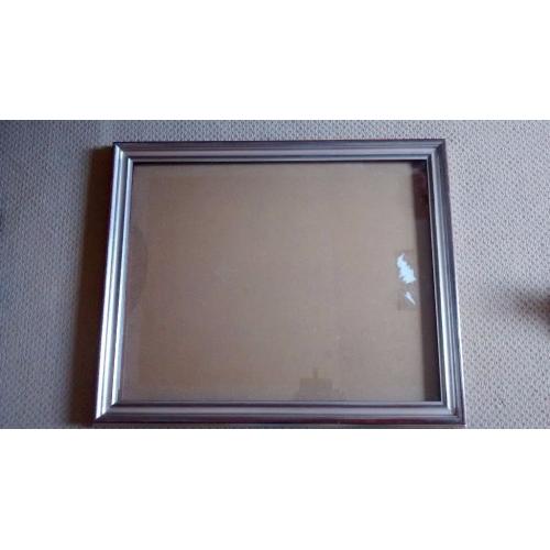 2 matching solid picture frames