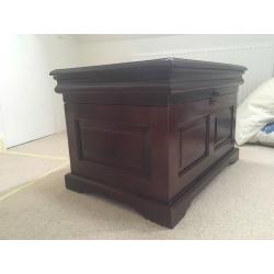 Mahogany blanket box