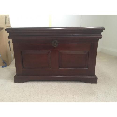 Mahogany blanket box