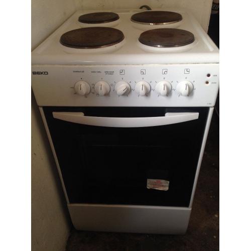 Reduced price! White electric BEKO cooker with 4 hobs and 1 oven door
