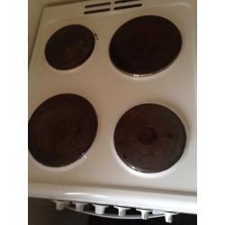 Reduced price! White electric BEKO cooker with 4 hobs and 1 oven door