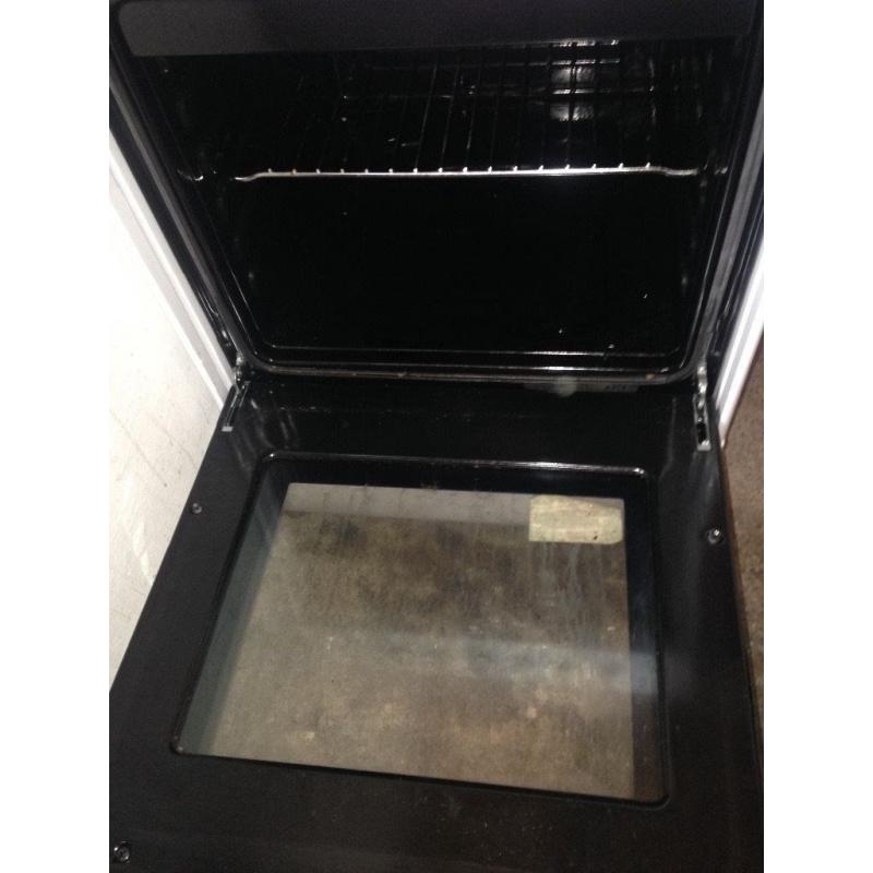 Reduced price! White electric BEKO cooker with 4 hobs and 1 oven door