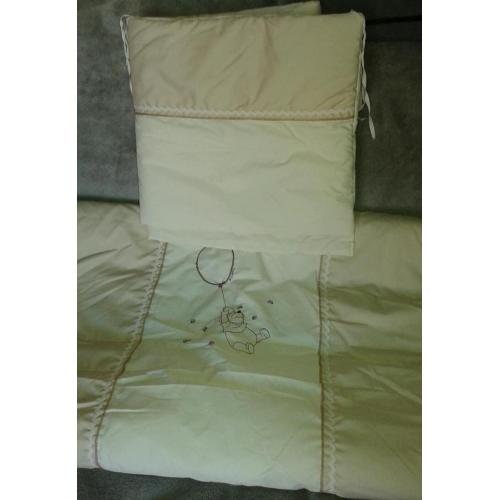 Traditional Winnie the pooh duvet & bumper cot set.