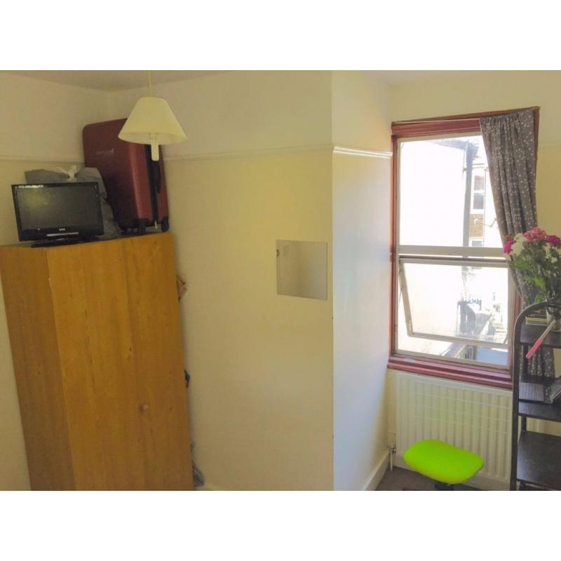 GREAT DOUBLE ROOM IN TURNPIKE LANE/MANOR HOUSE - LIVING ROOM & GARDEN